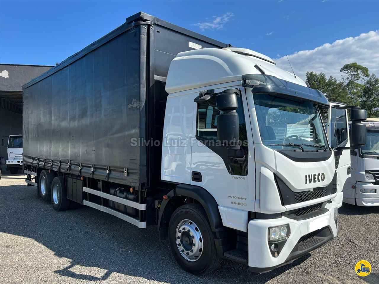 CAMINHAO IVECO TECTOR 24 300 Baú Sider Truck 6x2 Silvio Caminhões TUBARAO SANTA CATARINA SC
